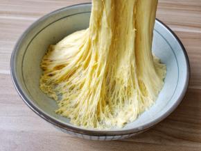 面团发酵至1.5倍大，拉开有很多蜂窝状。