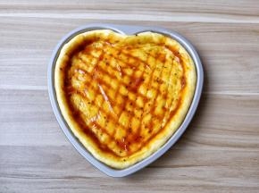 刷上一点辣椒酱与披萨酱。