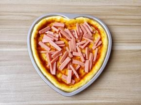 铺上火腿肠丝。