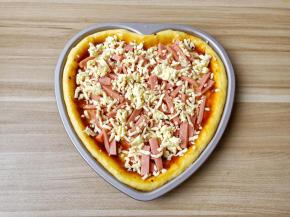 撒上马苏里拉奶酪。