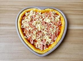 撒上马苏里拉奶酪。