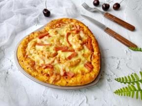 拿在手里要小心烫手，咬上一口软绵绵的饼底，超级海鲜大虾披萨料很足，口味很浓郁！