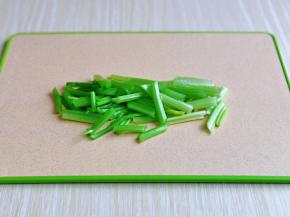 首先芹菜洗干净，再切段，切好的芹菜焯水: 锅中水烧开后放入芹菜烫30秒捞出过冷水。