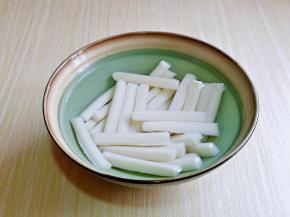 煮好的年糕捞放冷水中浸泡，使年糕更有韧性，口感更好。