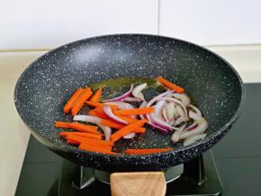 起油锅，加入洋葱胡萝卜煸炒。