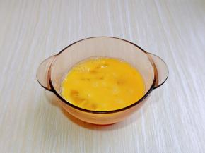 鸡蛋磕入碗中，加入少许盐用筷子打散，放旁边备用。