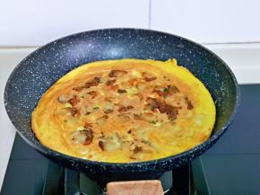 翻面再煎2分钟即可。(翻面的小技巧: 取一块盘子，扣在锅中，之后端起锅翻扣过来，再小心倒回锅中继续煎，这样不易碎)