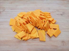 板栗南瓜去皮去瓤，洗干净切成片。