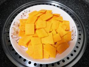 放在盘子里隔水蒸熟。