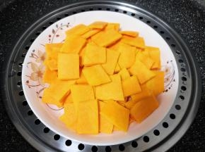 放在盘子里隔水蒸熟。