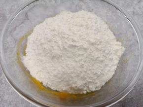 加入中筋面粉。