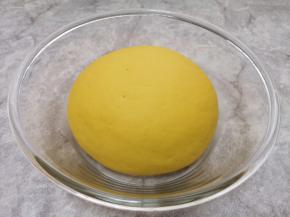 揉成光滑的面团，盖上保鲜膜发酵至两倍大。