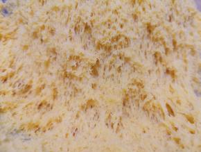 这是发酵好的面团，扒开面团里面呈细密的蜂窝状。