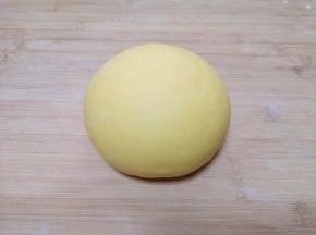 发酵好的面团揉光排气。