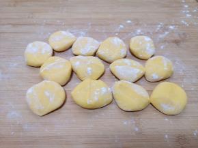 将分好的小剂子压扁。