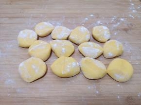 将分好的小剂子压扁。