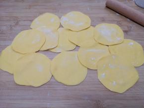 擀成中间稍厚边缘薄的包子皮。