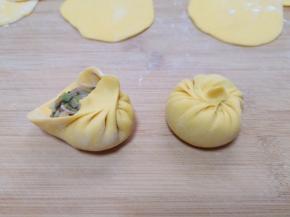 放上包子馅，顺着一个方向捏出褶子，最后旋转收口，一个小笼包就包好了。