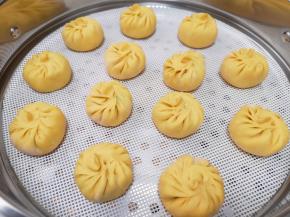 蒸锅内放水，篦子上铺上硅胶垫，放上做好的小笼包生胚，盖上锅盖二次发酵10分钟左右，凉水上锅，上汽后大火蒸10分钟关火，焖5分钟左右出锅。