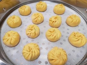 蒸锅内放水，篦子上铺上硅胶垫，放上做好的小笼包生胚，盖上锅盖二次发酵10分钟左右，凉水上锅，上汽后大火蒸10分钟关火，焖5分钟左右出锅。