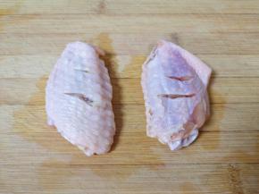 鸡中翅清洗干净，正反两面用刀各划两道，方便入味。