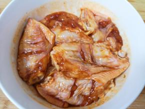 带上一次性手套抓匀，盖上保鲜膜放入冰箱腌制一晚上。