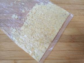 原味薯片装进保鲜袋用擀面杖擀碎。