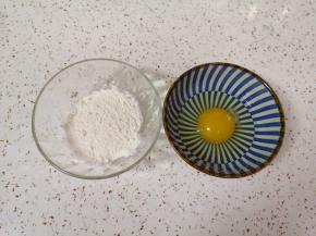 准备好面粉，鸡蛋打散。