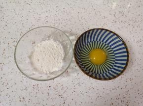 准备好面粉，鸡蛋打散。