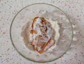 腌制好的鸡翅从冰箱里取出，先放入面粉里面，表面粘上一层面粉。