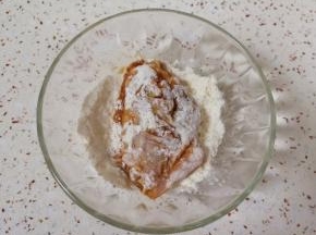 腌制好的鸡翅从冰箱里取出，先放入面粉里面，表面粘上一层面粉。