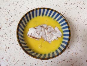 然后放入蛋液里面浸泡几秒，沾满蛋液。