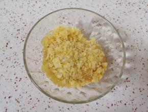 最后将沾满蛋液的鸡翅放入薯片碎里面打个滚，沾满薯片碎。 烤箱上下管200度预热。