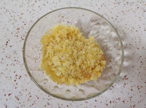 最后将沾满蛋液的鸡翅放入薯片碎里面打个滚，沾满薯片碎。 烤箱上下管200度预热。