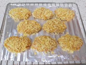 依次做好所有的鸡翅，烤网铺上锡纸，放上做好的薯片鸡翅。