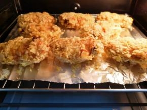 15分钟之后取出鸡翅翻面，送入烤箱上下管200度继续烤10分钟。