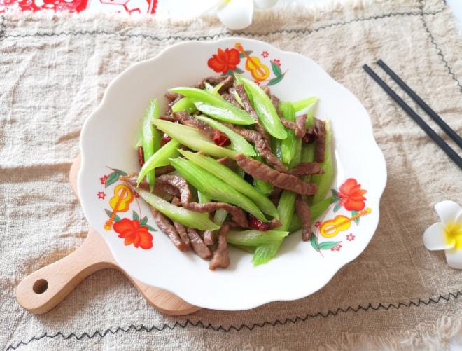 芹菜炒牛肉