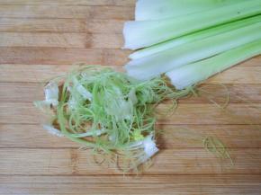 芹菜抽丝清洗干净。