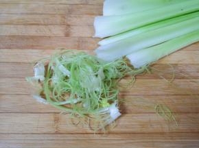 芹菜抽丝清洗干净。