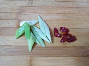 大葱切成段，干红辣椒掰成两半。