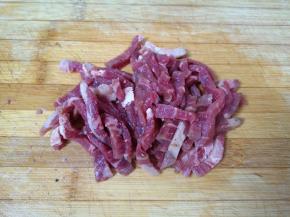 牛排自然解冻以后切成条。