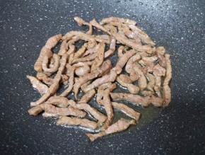 炒锅内倒适量的食用油烧热，下入牛排条大火炒熟，盛出备用。