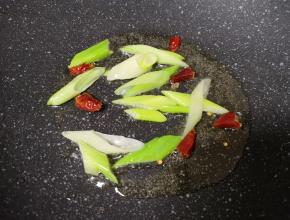 锅底留余油，下入葱和干红辣椒炒香。