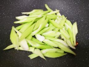 下入芹菜。
