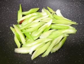 翻炒至芹菜变色。
