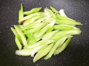 翻炒至芹菜变色。