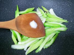 放盐调味。