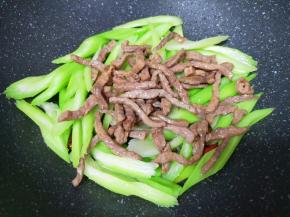 下入牛排条翻炒均匀。