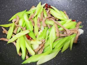 翻炒均匀关火出锅。