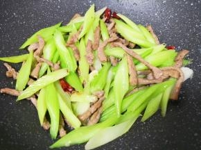 翻炒均匀关火出锅。